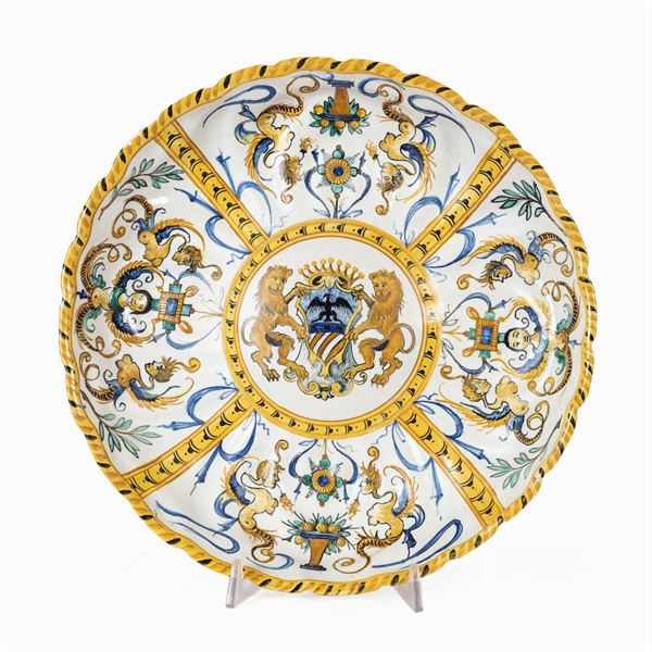 Piatto in ceramica policroma  (Italia centrale XIX-XX Sec.)  - Asta Dipinti Antichi, Arredi, Sculture e Oggetti d'Arte - Colasanti Casa d'Aste