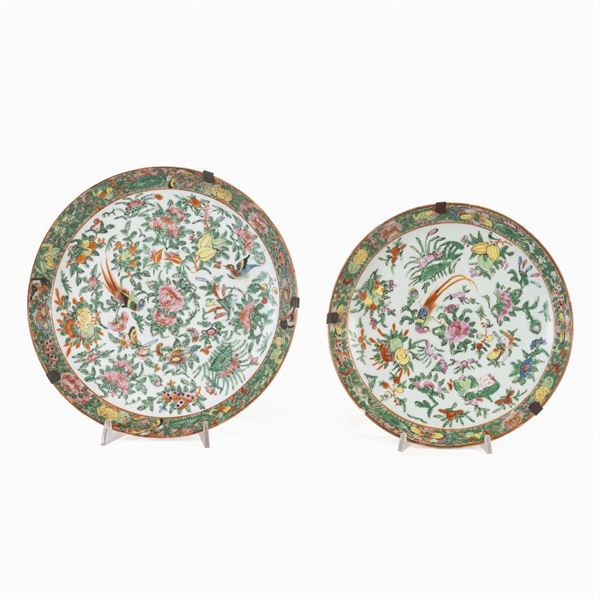 Due piatti in porcellana  (Cina, XVIII-XIX Sec.)  - Asta Dipinti Antichi, Arredi, Sculture e Oggetti d'Arte - Colasanti Casa d'Aste