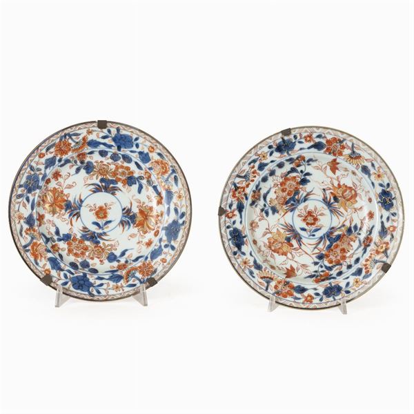 Due piatti in porcellana Imari  (Giappone, XVIII-XIX Sec.)  - Asta Dipinti Antichi, Arredi, Sculture e Oggetti d'Arte - Colasanti Casa d'Aste