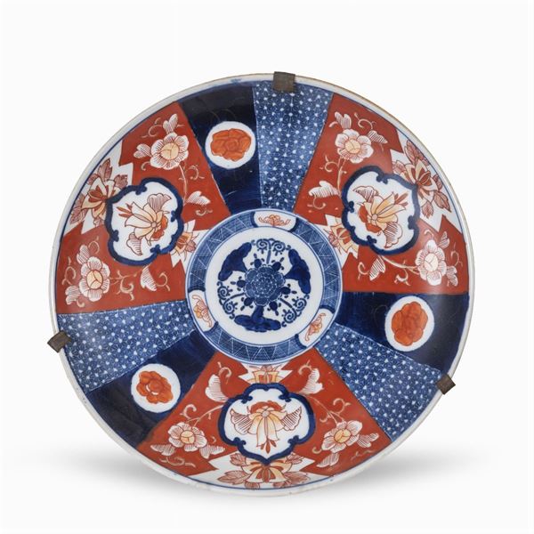 Piatto in porcellana policroma  (Giappone, XIX-XX Sec.)  - Asta Dipinti Antichi, Arredi, Sculture e Oggetti d'Arte - Colasanti Casa d'Aste