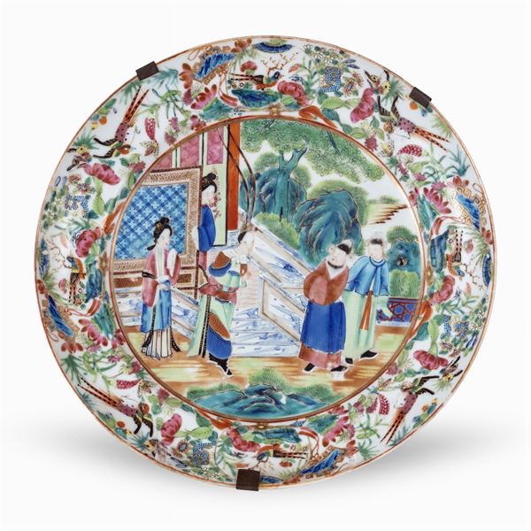 Piatto in porcellana policroma  (Cina. XIX Sec.)  - Asta Dipinti Antichi, Arredi, Sculture e Oggetti d'Arte - Colasanti Casa d'Aste