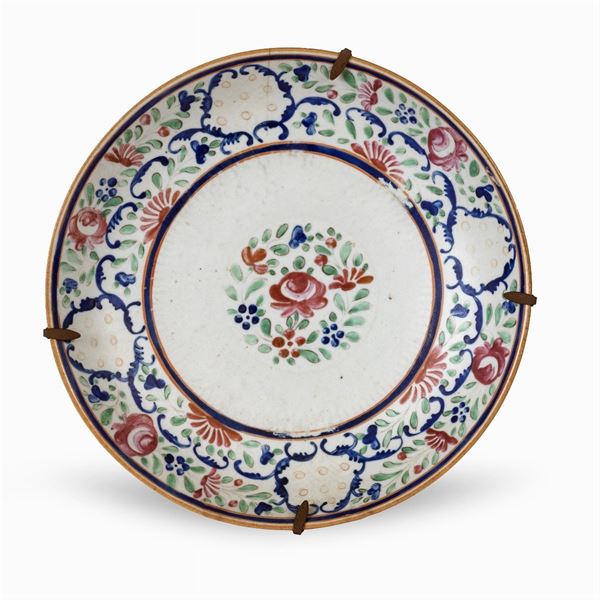 Piatto in maiolica policroma