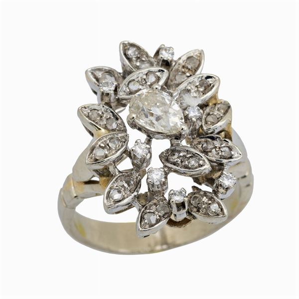 Anello in oro a due colori e diamanti  (anni 50/60)  - Asta Gioielli Orologi Fashion Vintage - Colasanti Casa d'Aste