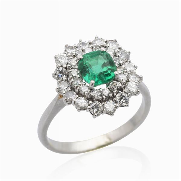 Anello in oro bianco 18kt con smeraldo naturale taglio a cuscino  (anni 50/60)  - Asta Gioielli Orologi Fashion Vintage - Colasanti Casa d'Aste