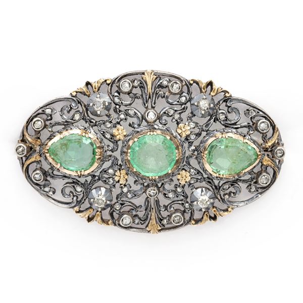 Spilla ovale in argento e oro giallo con smeraldi e rose di diamante  (primi '900)  - Asta Gioielli Orologi Fashion Vintage - Colasanti Casa d'Aste