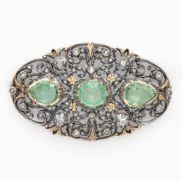 Oval brooch in silver and yellow gold with emeralds and diamond roses
