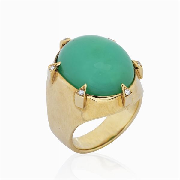 18kt yellow gold ring with green chrysoprase