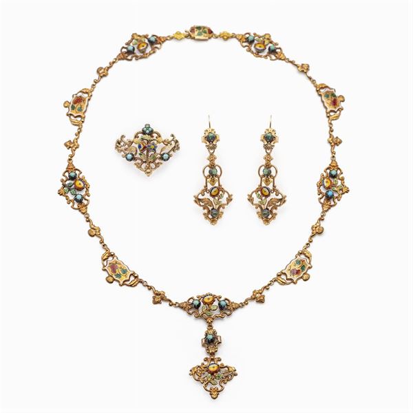 Antica parure in oro giallo 18kt decorata a motivo floreale e grappoli di uva
