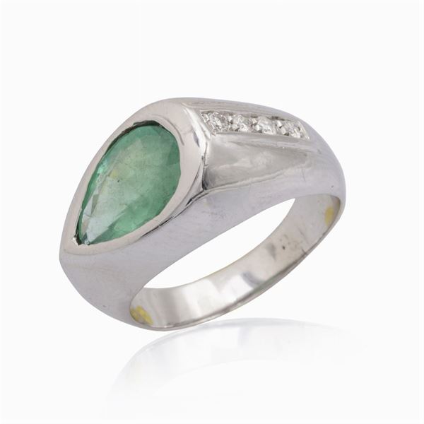Anello in oro bianco 14kt con smeraldo