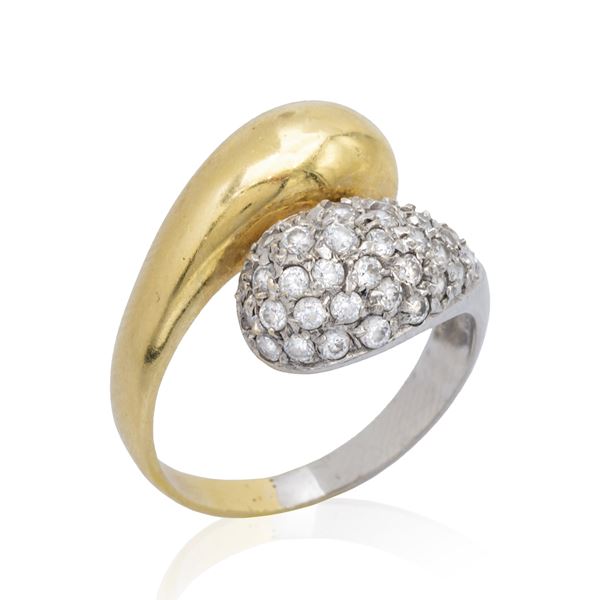 Anello contrarié in oro a due colori 18kt e diamanti  - Asta Gioielli Orologi Fashion Vintage - Colasanti Casa d'Aste