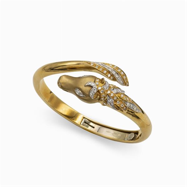 Horse-shaped cuff bracelet