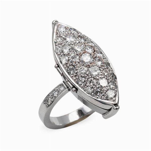 Anello a losanga con segreto in oro bianco 18kt e diamanti