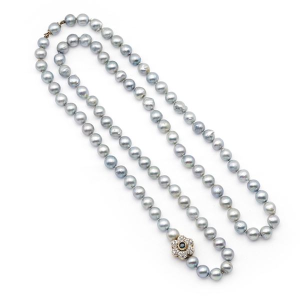 Lunga collana ad un filo di perle grigie coltivate