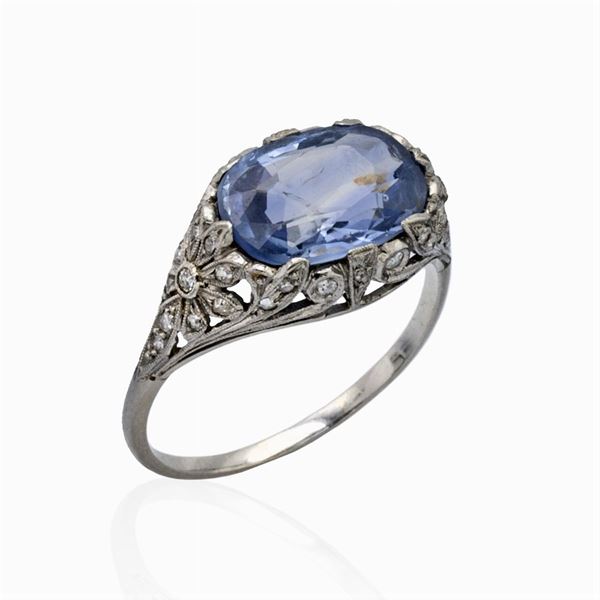 Anello in oro bianco con zaffiro e e rose di diamante