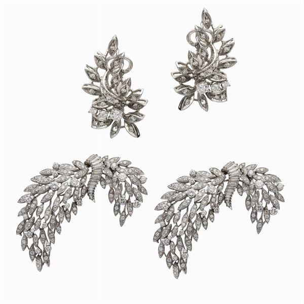 Pair of 18kt white gold ribbon shaped brooches