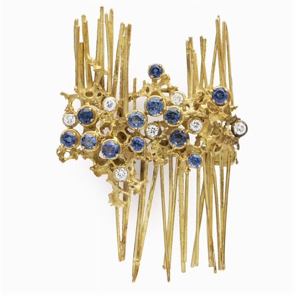 Giuseppe Uncini, spilla scultura in oro giallo 18kt diamanti e zaffiri
