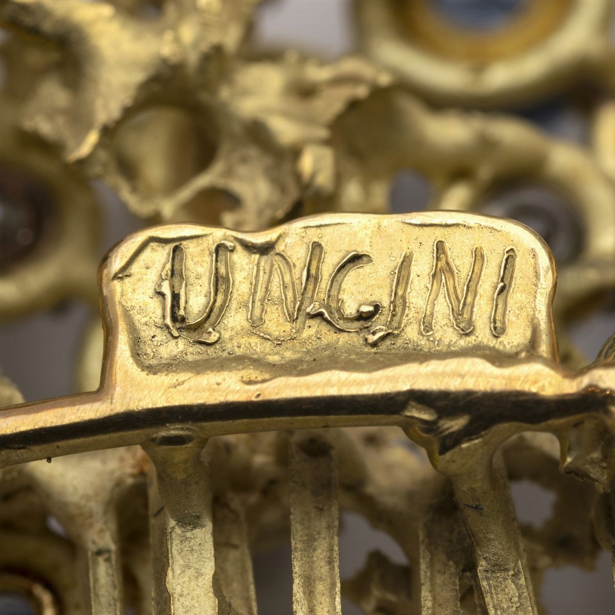 Giuseppe Uncini, Spilla Scultura in Oro Giallo 18kt Diamanti e Zaffiri