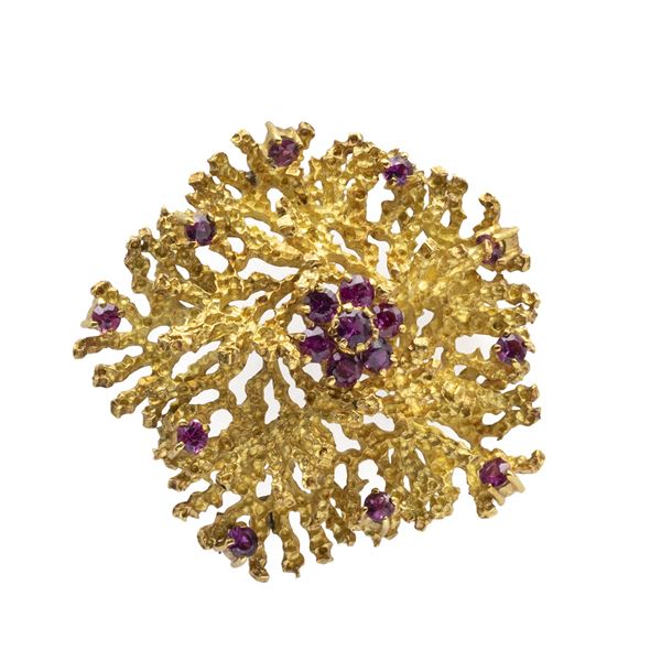 Spilla a motivo floreale in oro giallo 18kt e rubini  (anni 60/70)  - Asta Gioielli Orologi Fashion Vintage - Colasanti Casa d'Aste