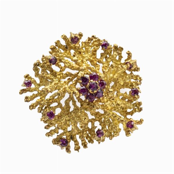Spilla a motivo floreale in oro giallo 18kt e rubini