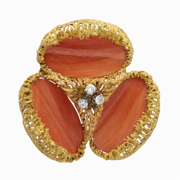 Spilla trifoglio in oro giallo 18kt corallo e diamanti
