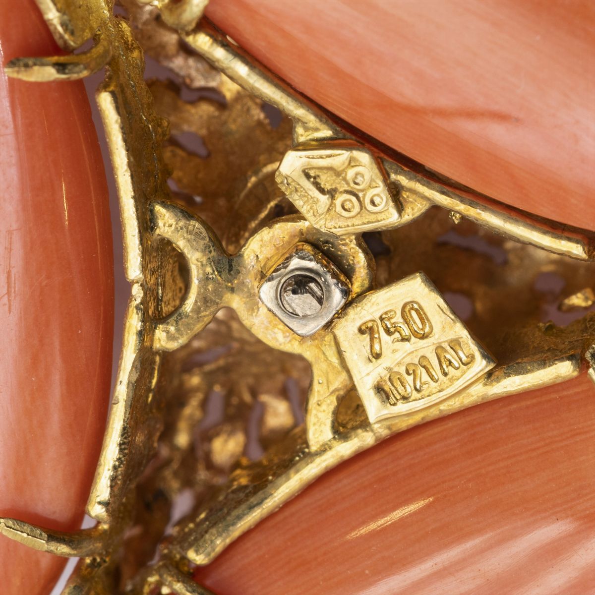 Spilla Trifoglio in Oro Giallo 18kt Corallo e Diamanti