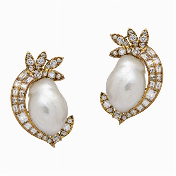 18kt yellow gold, scaramazze pearls and diamond lobe earrings