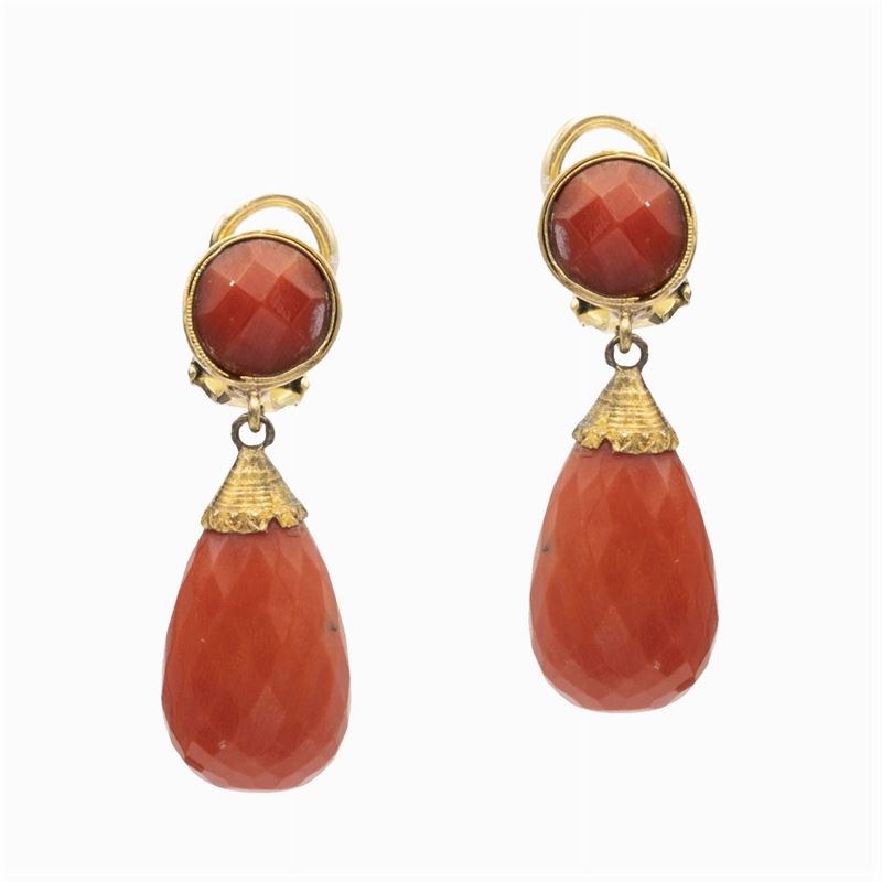 Orecchini Pendenti in Oro Giallo 18kt e Corallo Rosso