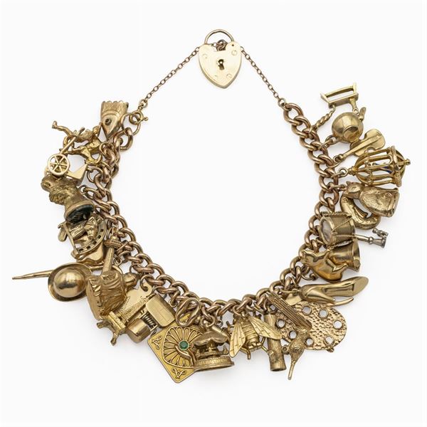 Bracciale charms in oro giallo 9kt  (Inghilterra, primi '900)  - Asta Gioielli Orologi Fashion Vintage - Colasanti Casa d'Aste