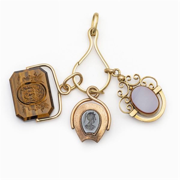 18kt yellow gold and three antique pendants pendant hook  - Auction Fine Jewels Watches Fashion Vintage - Colasanti Casa d'Aste