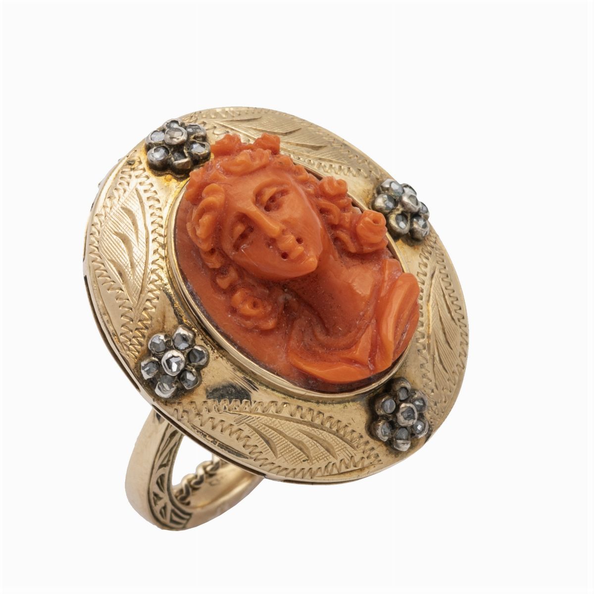 Pendente e Anello in Oro Giallo 18kt con Cammeo in Corallo