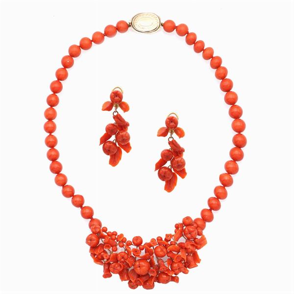 Antica parure in corallo rosso tutti frutti
