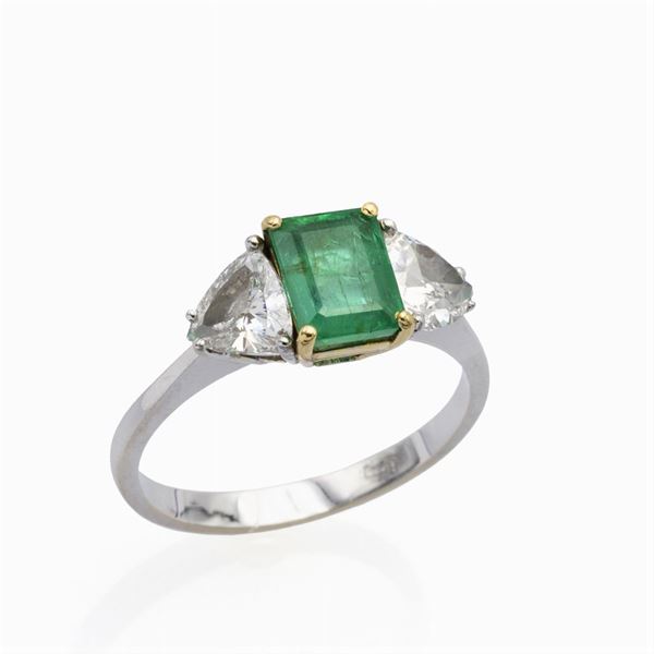 Anello in oro bianco 18kt smeraldo e diamanti