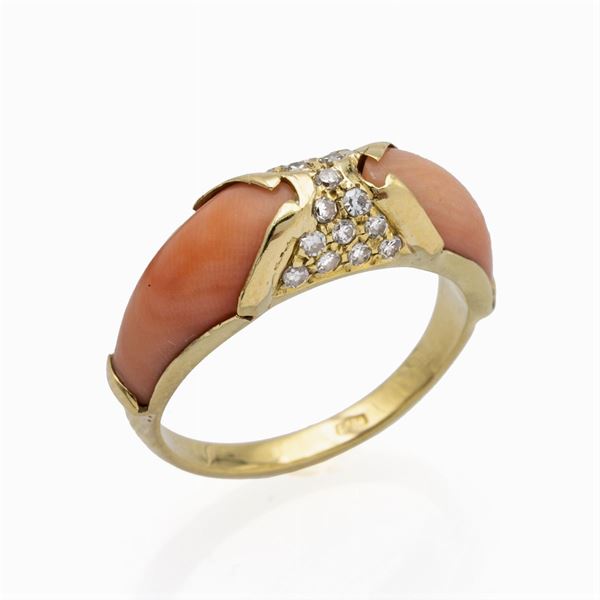 Anello in oro giallo 18kt corallo rosa e diamanti  - Asta Gioielli Orologi Fashion Vintage - Colasanti Casa d'Aste