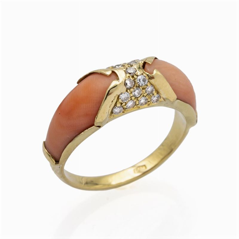 Anello in Oro Giallo 18kt Corallo Rosa e Diamanti