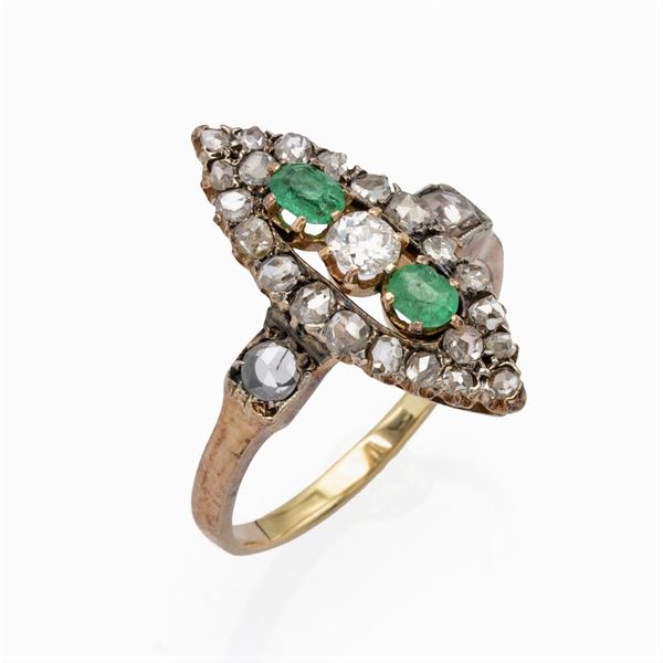 Anello a losanga in oro e argento rose di diamante e smeraldi