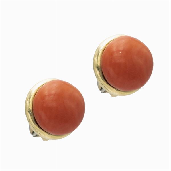 Orecchini a lobo in oro giallo 18kt e corallo