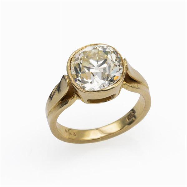 18kt yellow gold ring with an old old mine diamond 4.52 ct