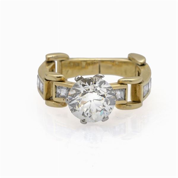 Anello in oro giallo e bianco 18kt con un diamante ct 2,57