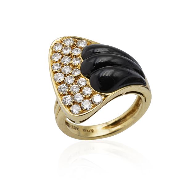 18kt yellow gold, onyx and diamond ring