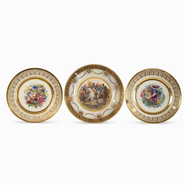 Gruppo di tre piatti in porcellana policroma e dorata