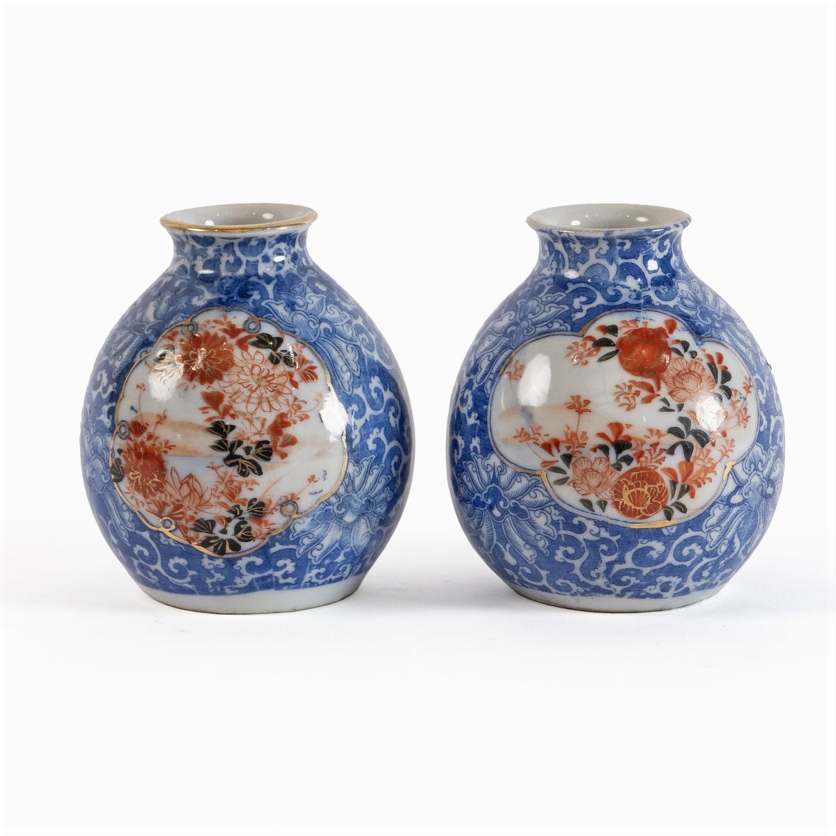 Coppia di piccoli vasi in porcellana policroma (Cina, XIX-XX Sec