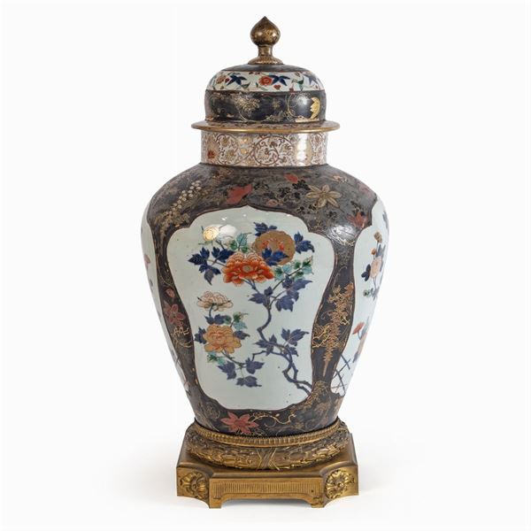 Large  polychrome porcelain and lacquer potiche