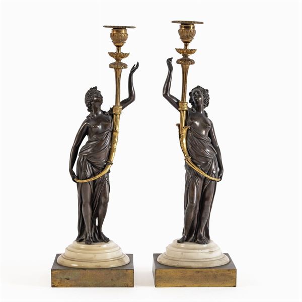 Coppia di candelieri in bronzo dorato, brunito e marmo bianco