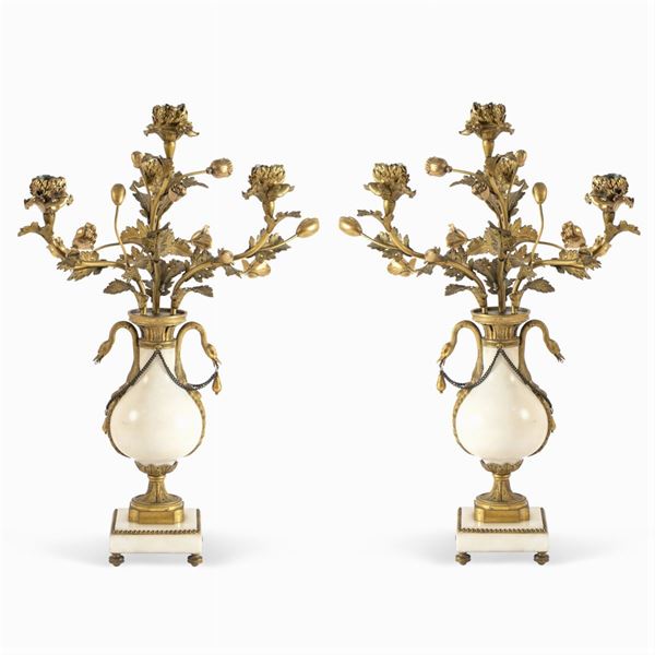Coppia di candelabri a quattro luci in bronzo dorato e marmo bianco