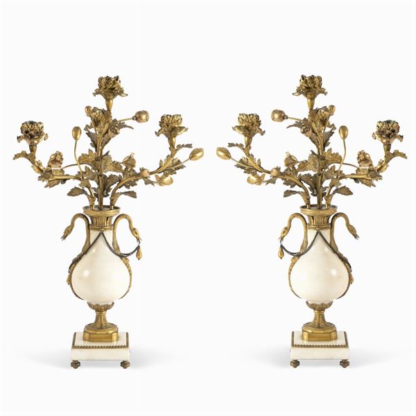 Coppia di candelabri in bronzo dorato e marmo bianco