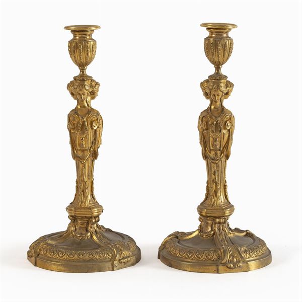 Coppia di candelieri in bronzo dorato