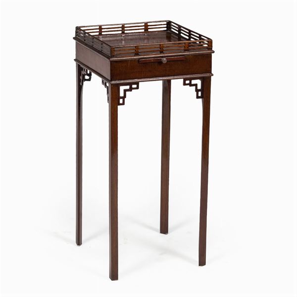 Small mahogany centerpiece table  (England, 19th-20th century)  - Auction From Important Roman Collections - Colasanti Casa d'Aste