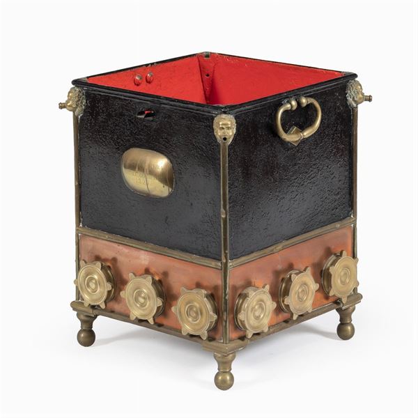 Gilded and lacquered metal Vase holder