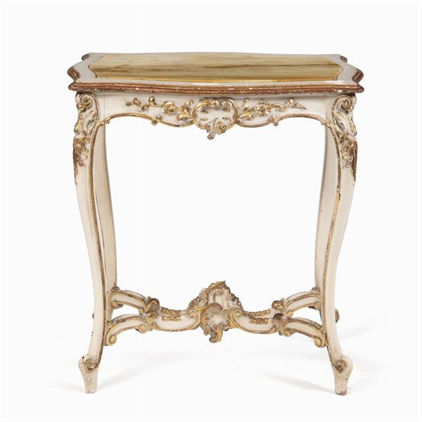 Centerpiece table in lacquered, gilded and carved wood