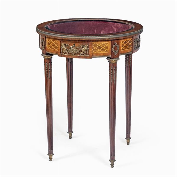 Tavolino a bacheca in legno intarsiato  (Francia, XIX-XX Sec.)  - Asta Da Importanti Collezioni Romane - Colasanti Casa d'Aste
